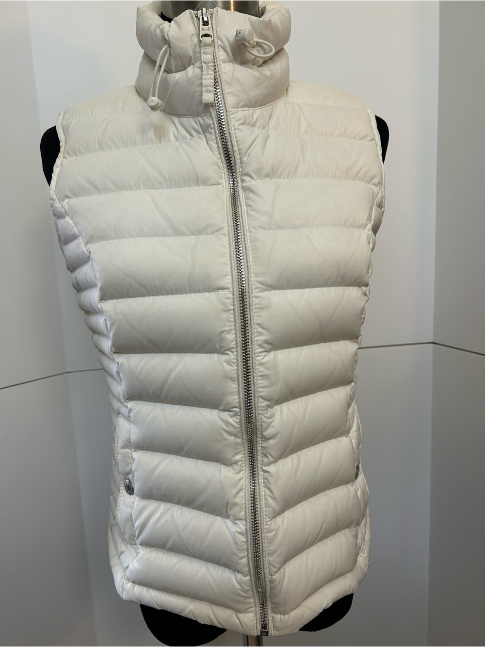Abercrombie & Fitch White Quilted Puffer Vest with High Neck Q42